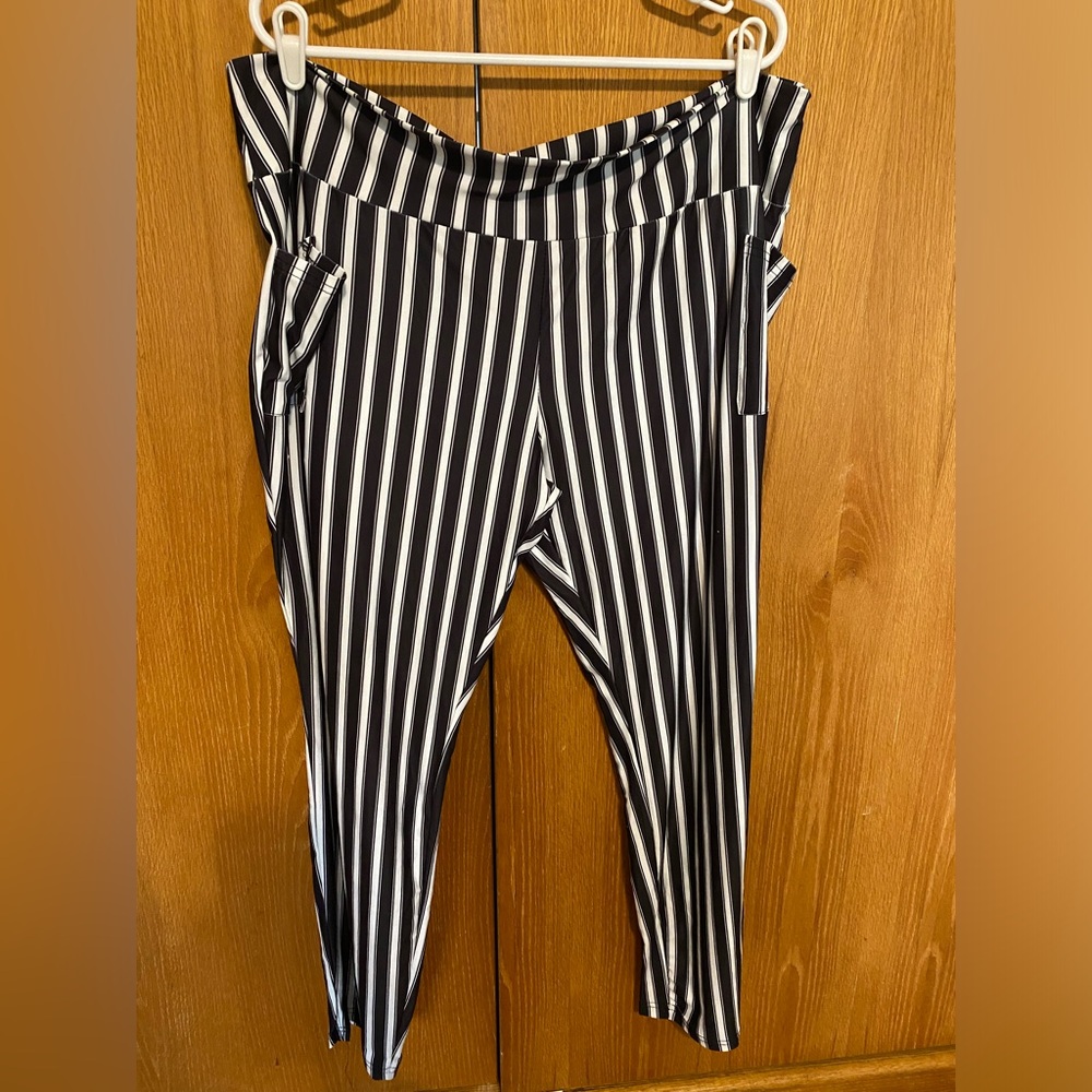 Lily brand women’s striped pants. Pockets